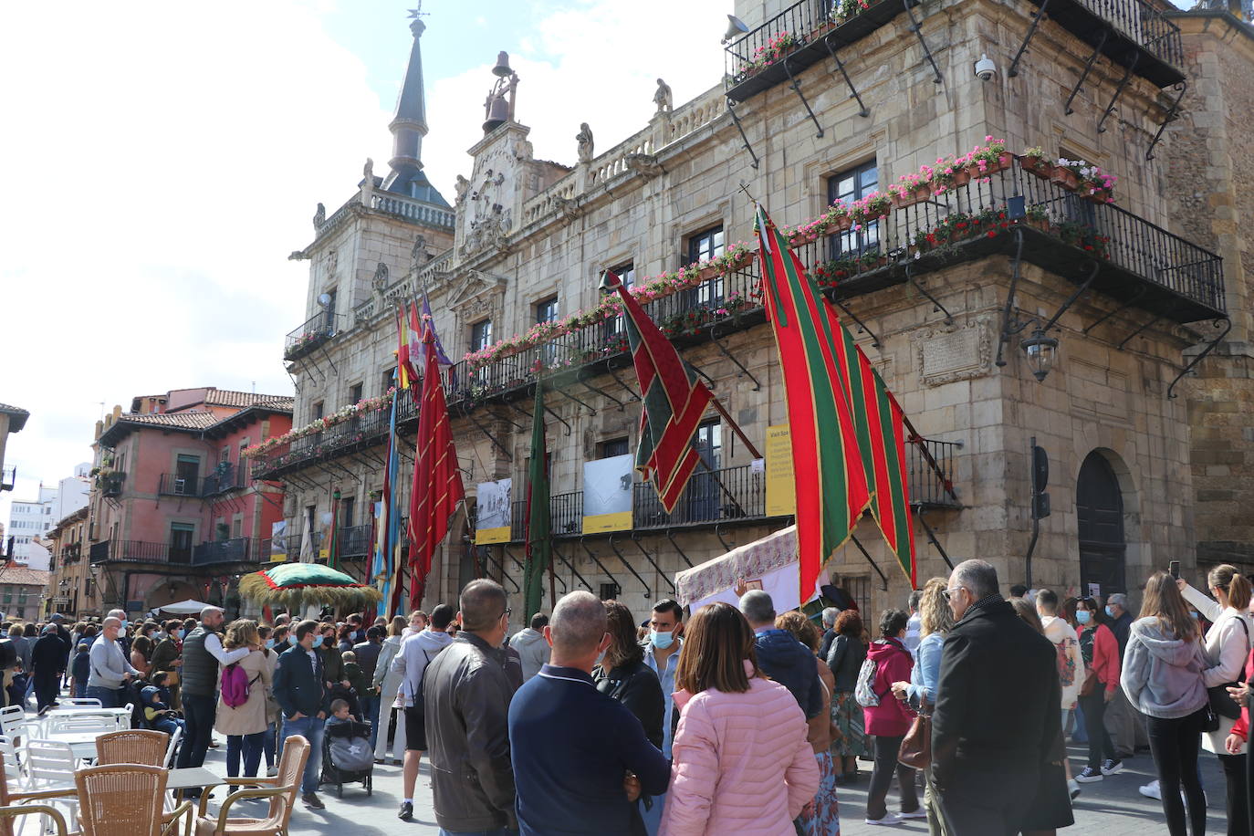 Fotos: Pendones al cielo por San Froilán