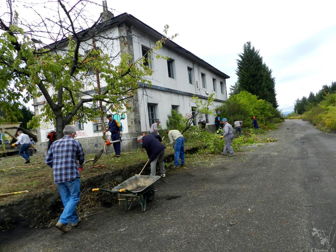 Promonumenta organiza una hacendera para desbrozar y adecuar la antigua estación ferroviaria de Cubillos del Sil.