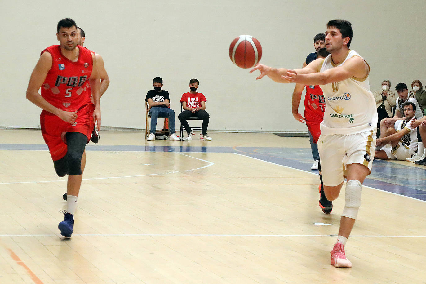 El conjunto leonés cayó por la mínima (81-82) ante un gran Porriño Baloncesto en el Pabellón de San Esteban.