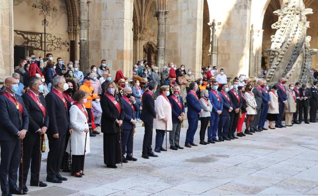 Toda la corporación del Ayuntamiento con la banda de León. 