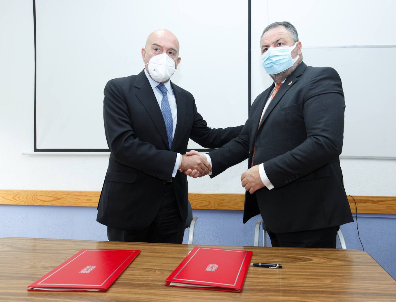 El consejero de Agricultura, Ganadería y Desarrollo Rural, Jesús Julio Carnero Y El presidente de la Diputación de León, Eduardo Morán firman el convenio de colaboración sobre el Centro de Integración de Formación Profesional en Almázcara.