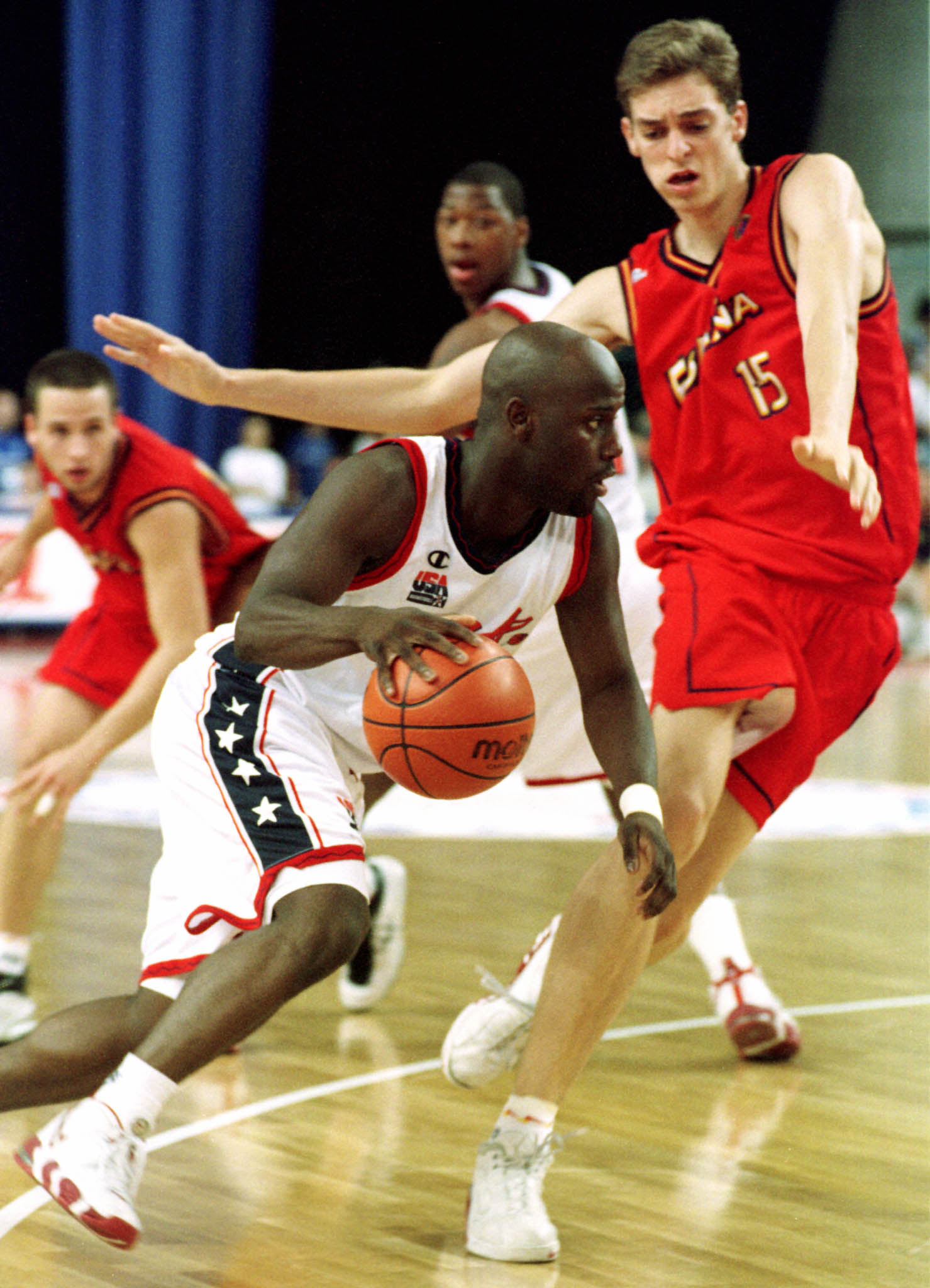 Pau Gasol durante la final del Campeonato del Mundo de Baloncesto Junior entre la selección española y la selección argentina en 1999.