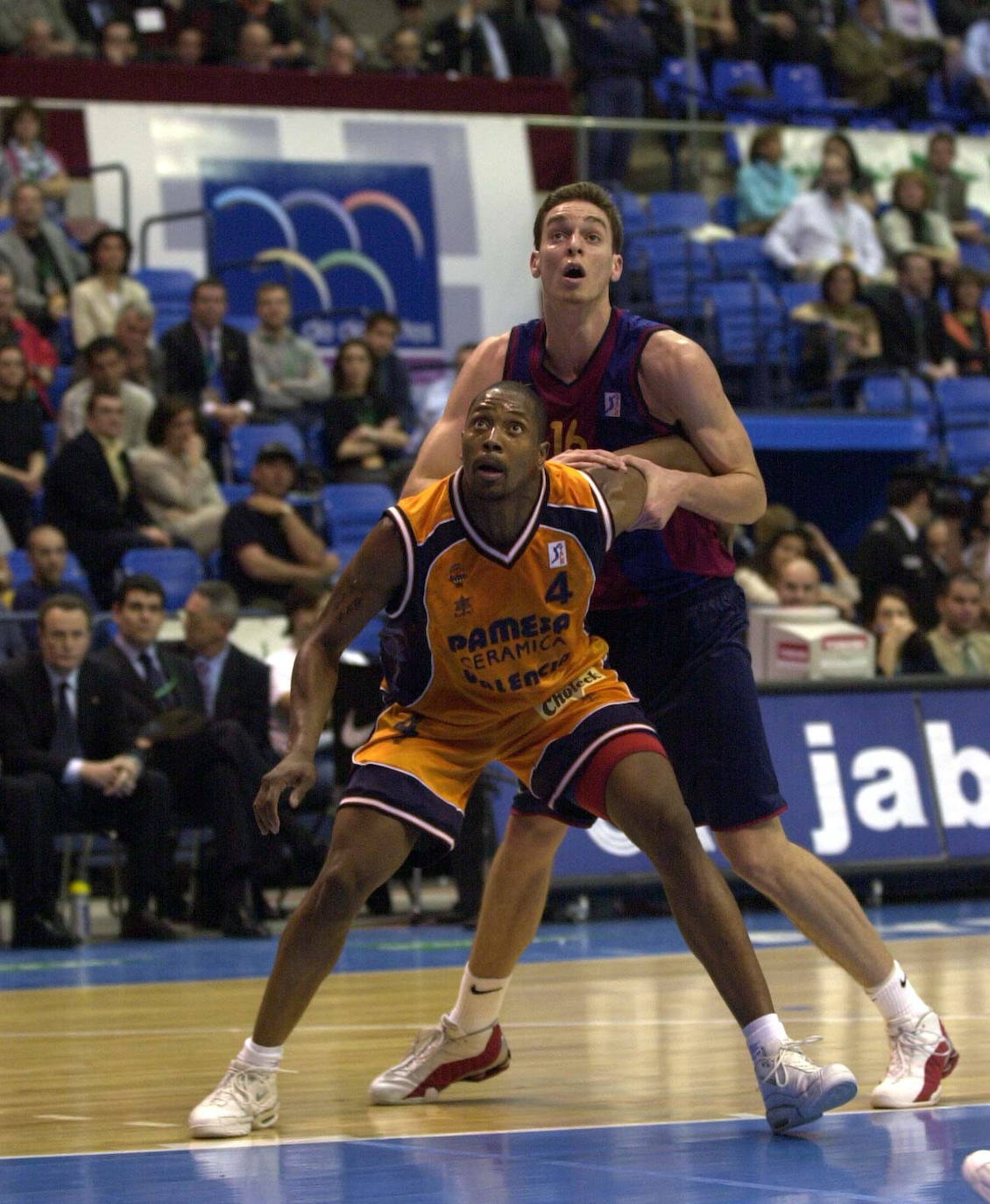 Copa del Rey de Baloncesto en 2001. Partido de semifinales. Hopkins, del Pamesa, y Pau Gasol luchan por un rebote