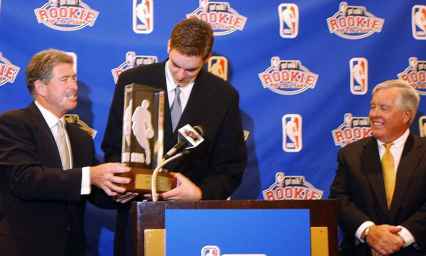 Pau Gasol recibió en abril de 2002 el trofeo de mejor "rookie" del año, convirtiéndose en el primer jugador europeo de la NBA que consigue este título