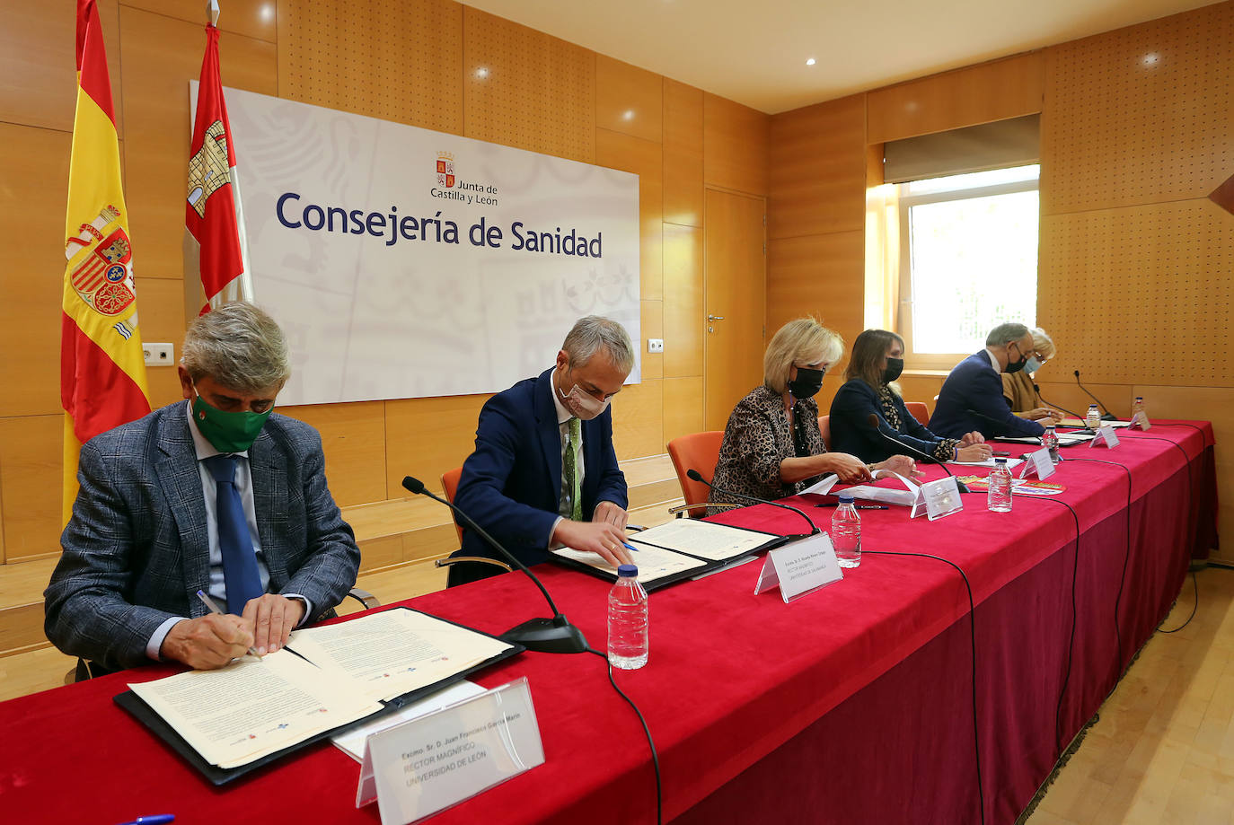 Las consejeras de Sanidad y Educación, Verónica Casado y Rocío Lucas, respectivamente, firman un convenio de colaboración con las universidades públicas de Castilla y León.