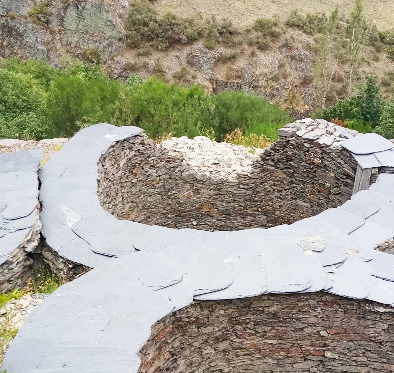 Imagen del derrumbe en una de las construcciones circulares del Castro de Chano.