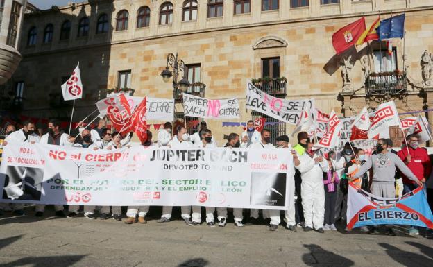 Protesta de los empleados de Jupiter Bach frente a Botines.