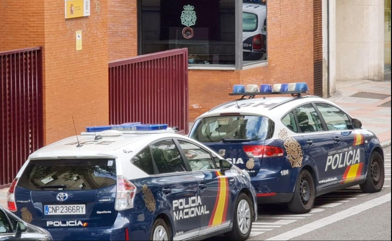 Imagen de vehículos policiales aparcados en la Comisaría de Policía de León este lunes. 