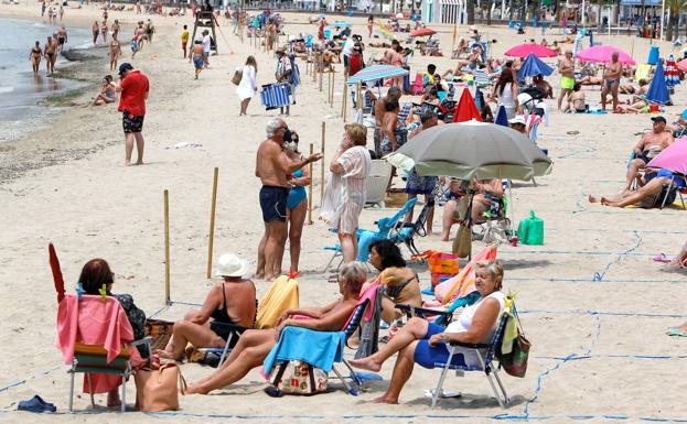 Turistas en la playa de Benidorm, este verano. 