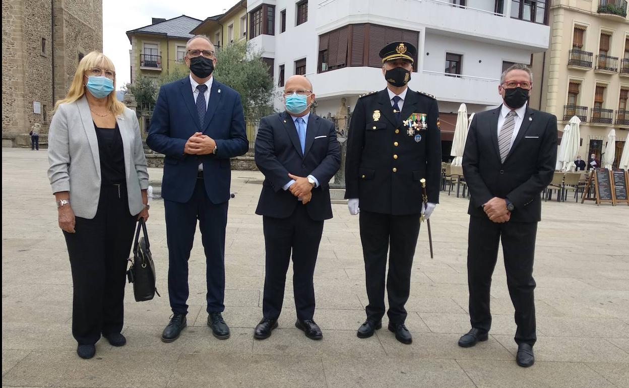 El subdelegado del Gobierno en León (C) flanqueado por el comisario,el alcalde de Ponferrada y dos concejales en los actos de la festividad del patrón de la Policía Nacional.