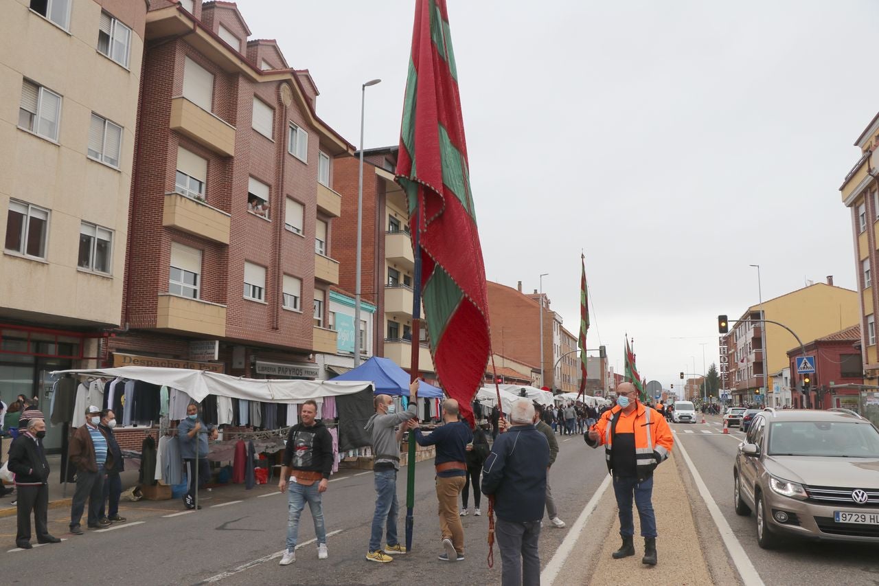 La romería se ha reanudado en este año tras un parón en 2020 por la pandemia con el ambiente festivo, el folclore y el colorido como protagonistas