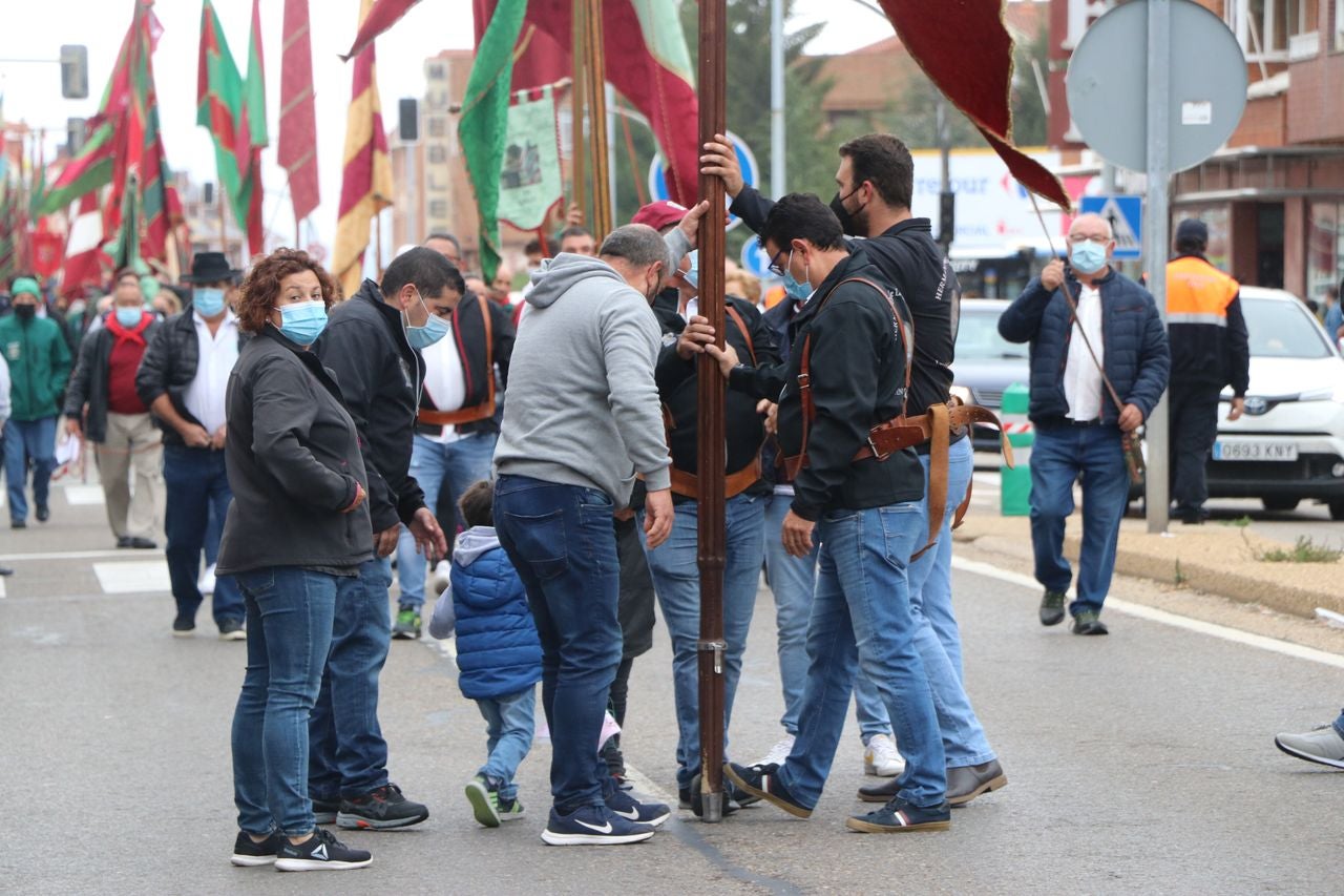 La romería se ha reanudado en este año tras un parón en 2020 por la pandemia con el ambiente festivo, el folclore y el colorido como protagonistas