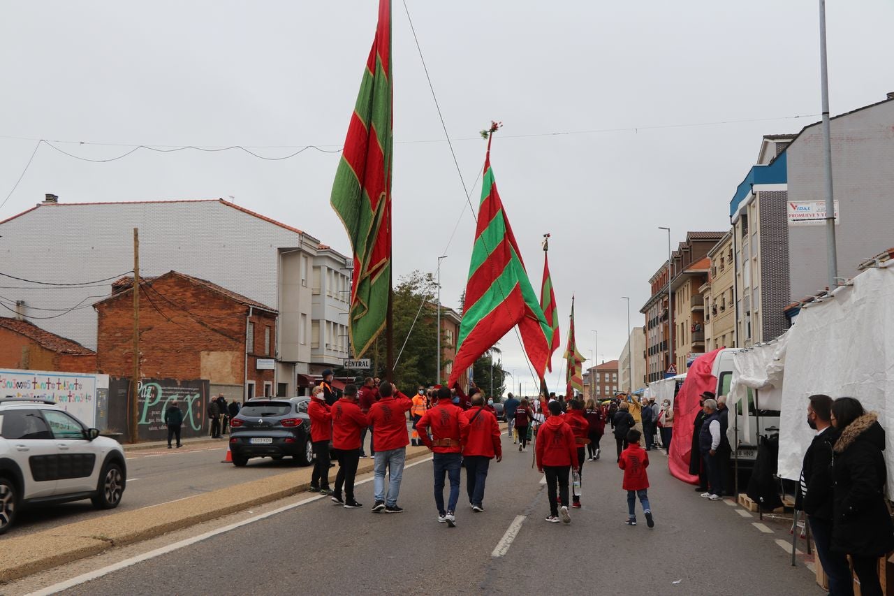 La romería se ha reanudado en este año tras un parón en 2020 por la pandemia con el ambiente festivo, el folclore y el colorido como protagonistas