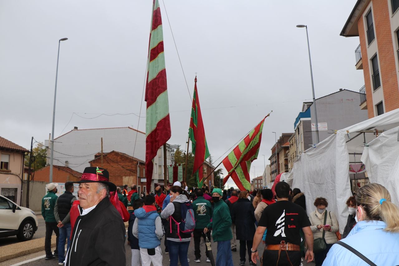 La romería se ha reanudado en este año tras un parón en 2020 por la pandemia con el ambiente festivo, el folclore y el colorido como protagonistas