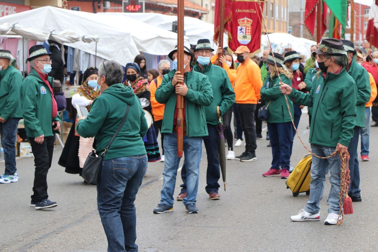 La romería se ha reanudado en este año tras un parón en 2020 por la pandemia con el ambiente festivo, el folclore y el colorido como protagonistas