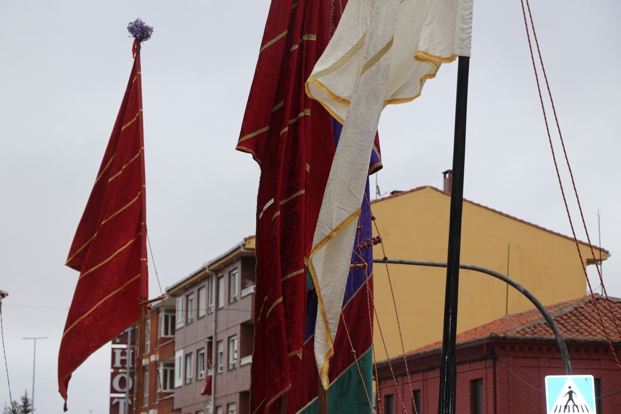 La romería se ha reanudado en este año tras un parón en 2020 por la pandemia con el ambiente festivo, el folclore y el colorido como protagonistas