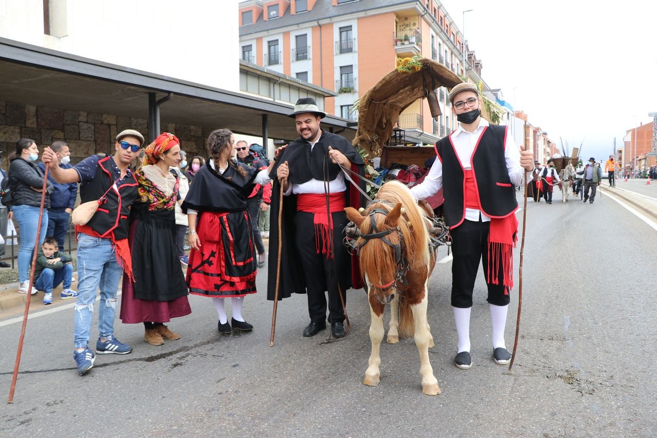 La romería se ha reanudado en este año tras un parón en 2020 por la pandemia con el ambiente festivo, el folclore y el colorido como protagonistas