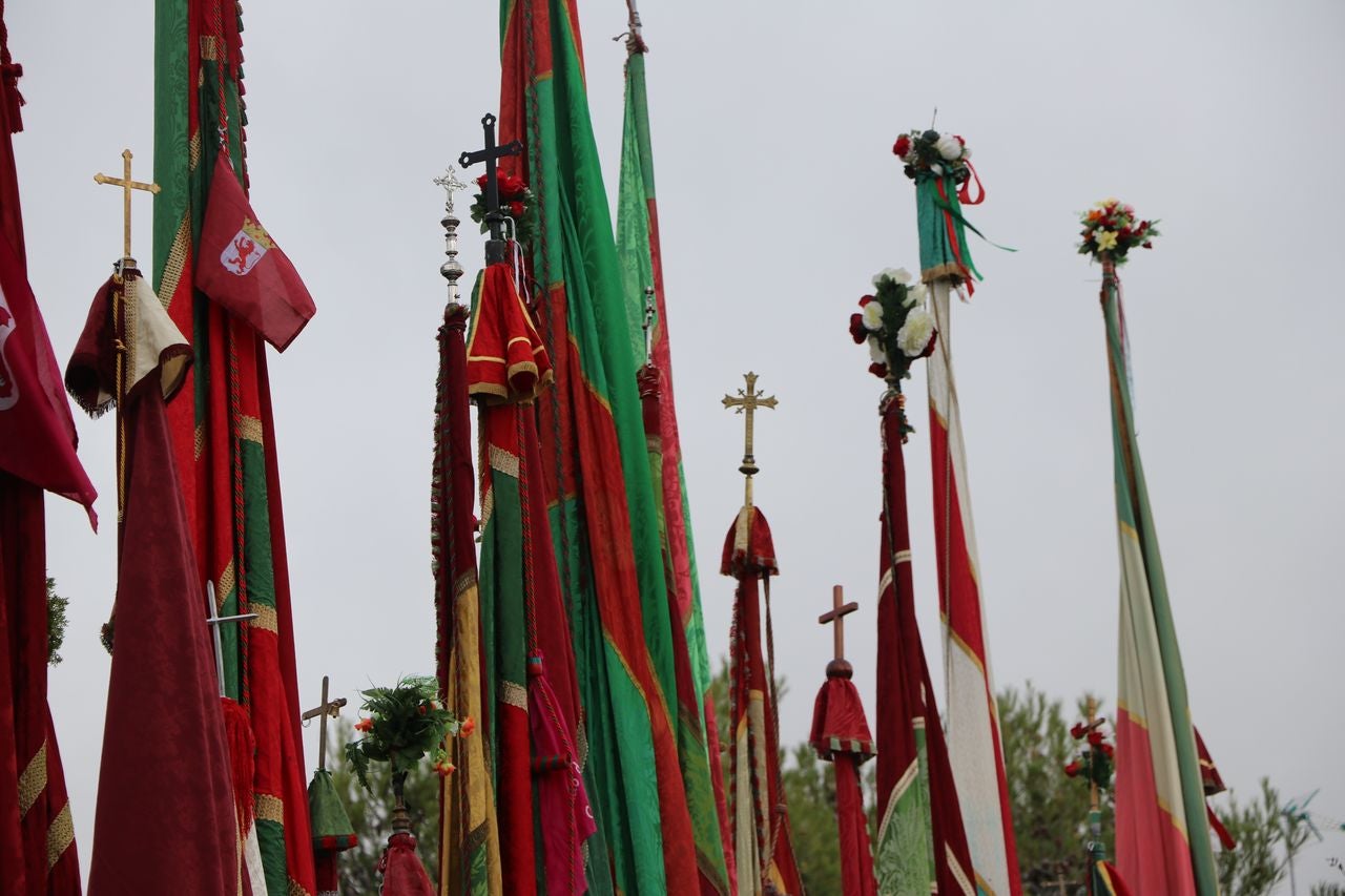 La romería se ha reanudado en este año tras un parón en 2020 por la pandemia con el ambiente festivo, el folclore y el colorido como protagonistas