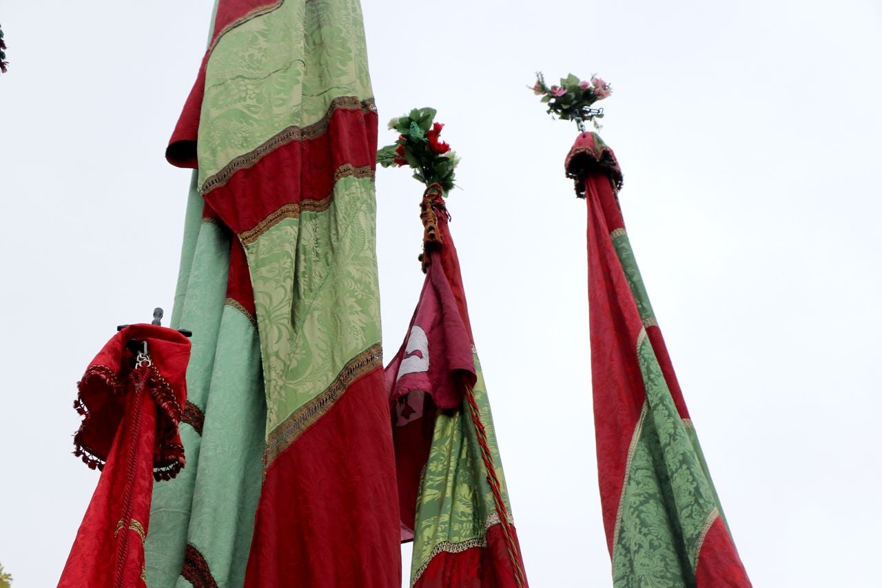 La romería se ha reanudado en este año tras un parón en 2020 por la pandemia con el ambiente festivo, el folclore y el colorido como protagonistas