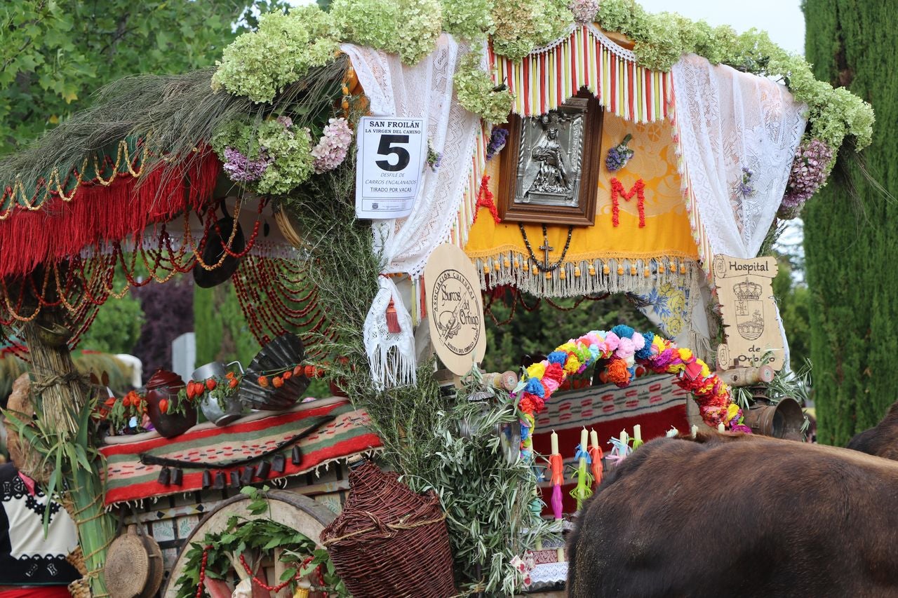 La romería se ha reanudado en este año tras un parón en 2020 por la pandemia con el ambiente festivo, el folclore y el colorido como protagonistas