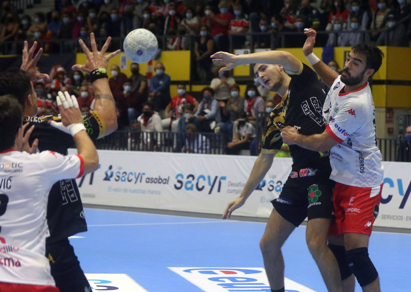 El conjunto marista sufre su tercera derrota consecutiva en Liga Sacyr Asobal, siendo superado totalmente por BM Nava