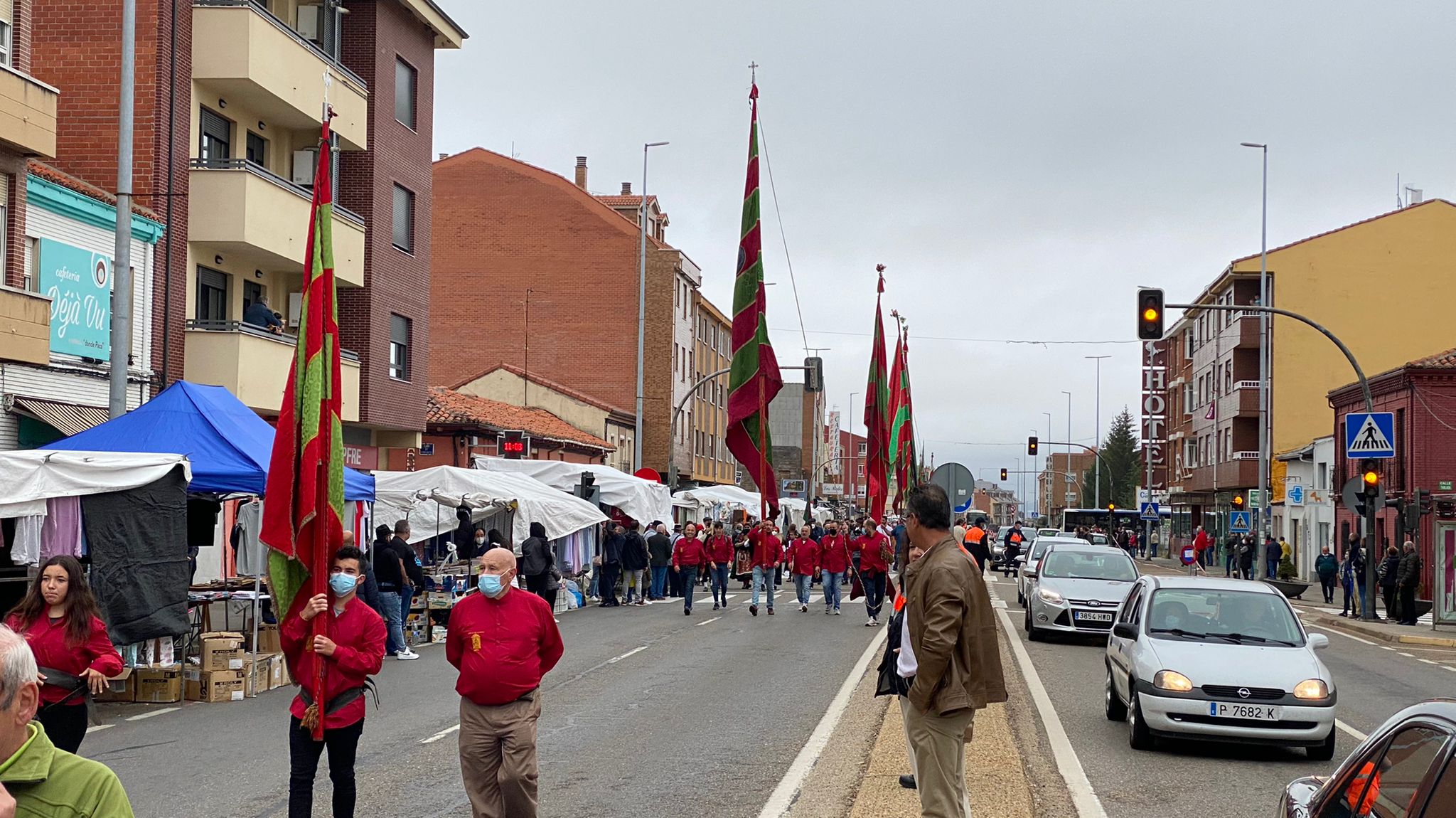 La romería se ha reanudado en este año tras un parón en 2020 por la pandemia con el ambiente festivo, el folclore y el colorido como protagonistas