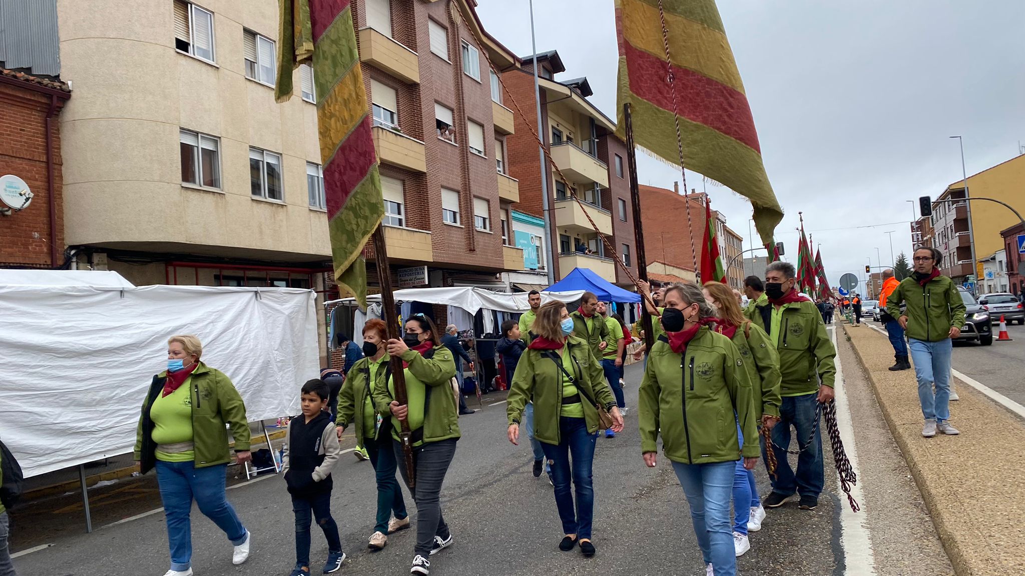 La romería se ha reanudado en este año tras un parón en 2020 por la pandemia con el ambiente festivo, el folclore y el colorido como protagonistas