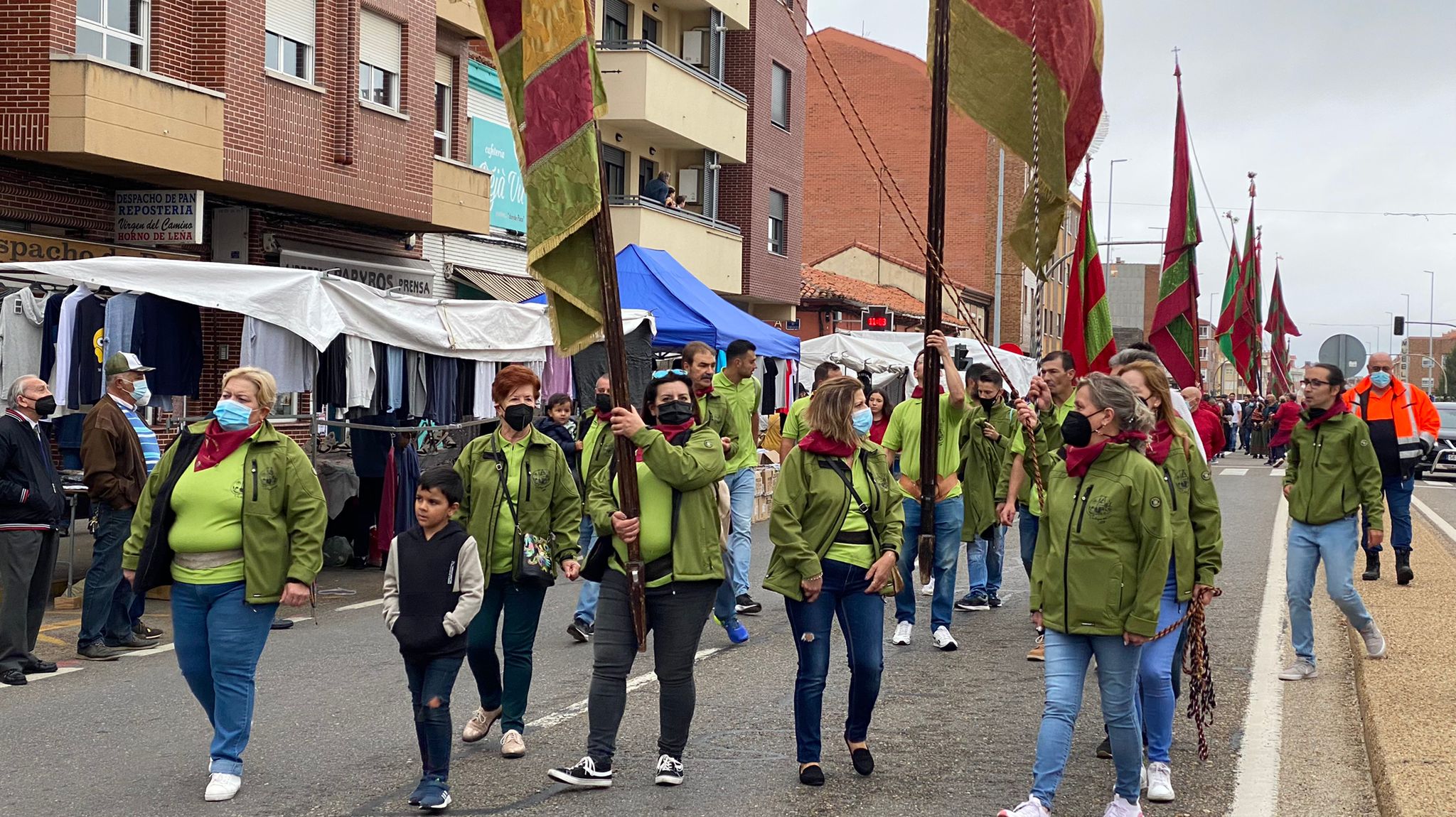 La romería se ha reanudado en este año tras un parón en 2020 por la pandemia con el ambiente festivo, el folclore y el colorido como protagonistas