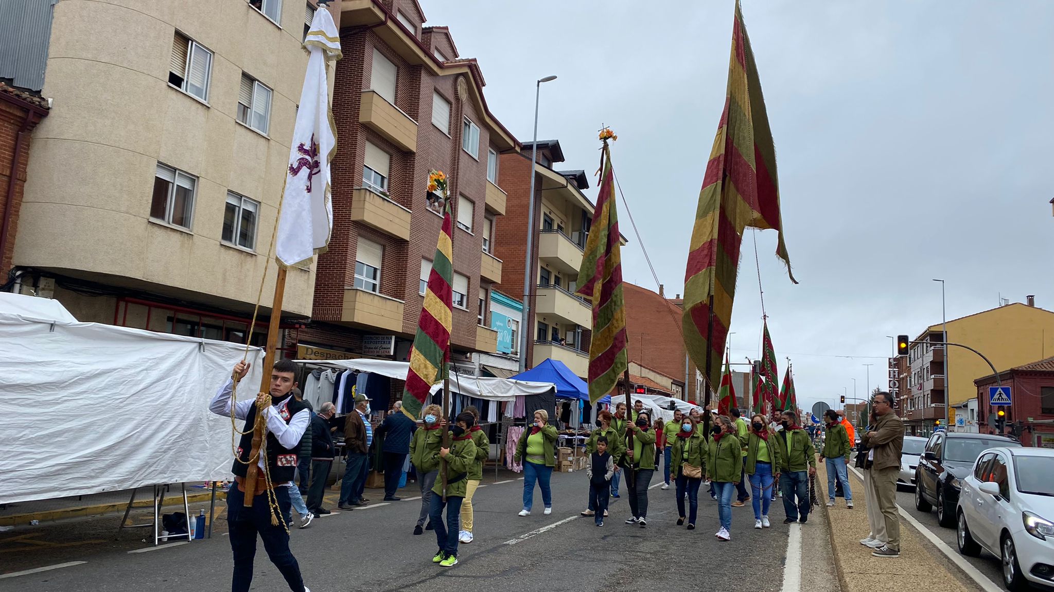 La romería se ha reanudado en este año tras un parón en 2020 por la pandemia con el ambiente festivo, el folclore y el colorido como protagonistas