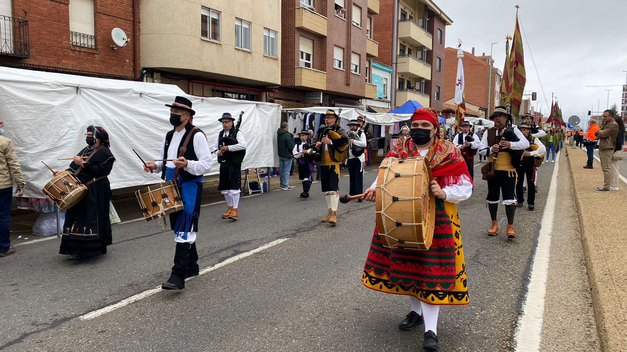 La romería se ha reanudado en este año tras un parón en 2020 por la pandemia con el ambiente festivo, el folclore y el colorido como protagonistas