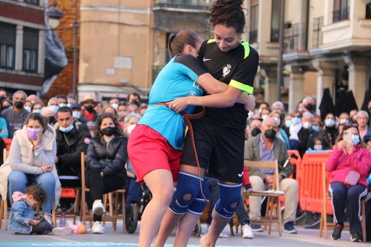 El tradicional corro de lucha de San Froilán vuelve a congregar a los aluches a los pies de la Pulchra Leonina.
