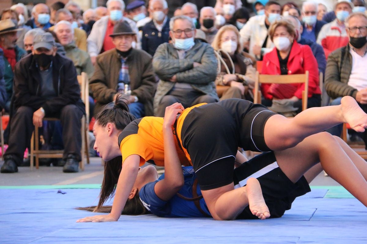 El tradicional corro de lucha de San Froilán vuelve a congregar a los aluches a los pies de la Pulchra Leonina.