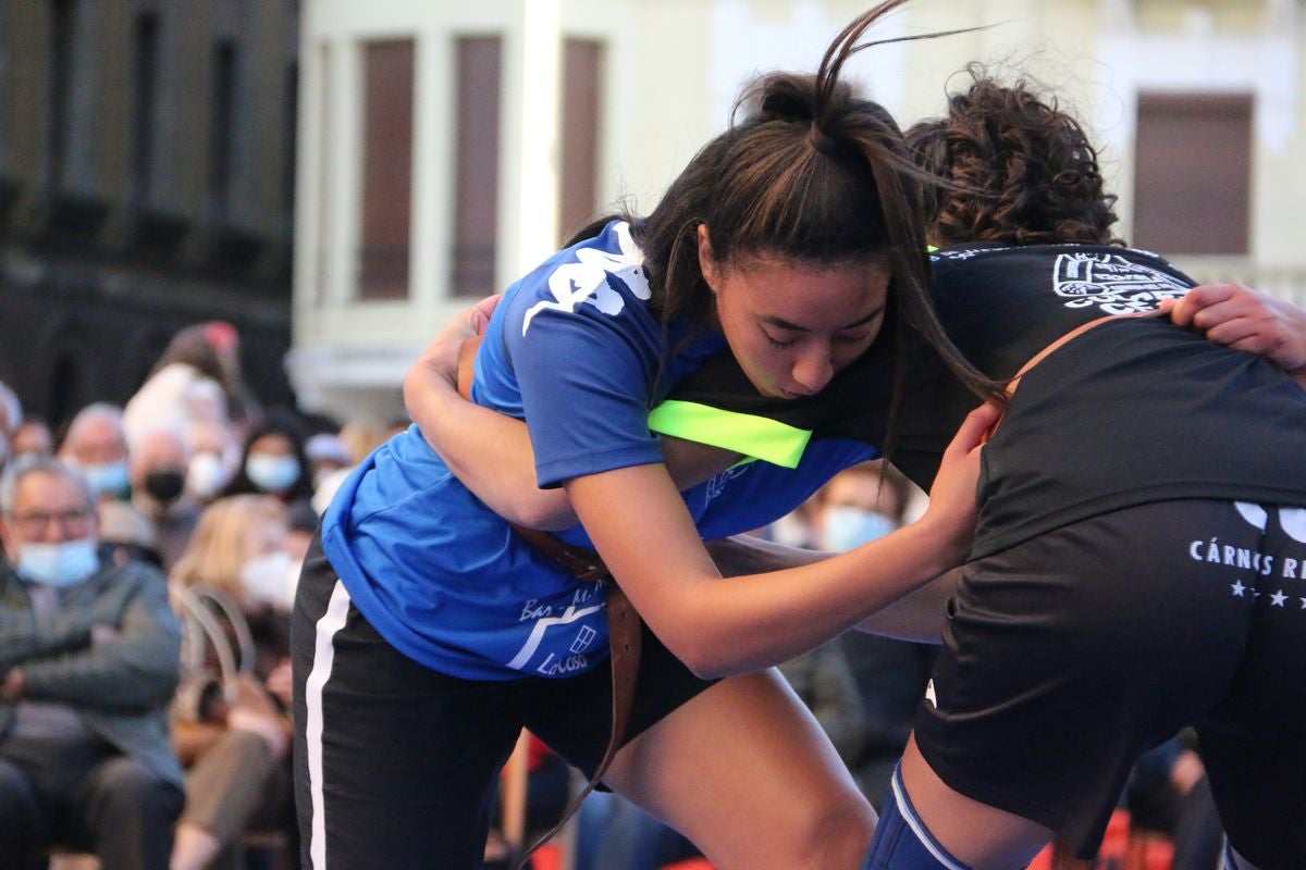 El tradicional corro de lucha de San Froilán vuelve a congregar a los aluches a los pies de la Pulchra Leonina.