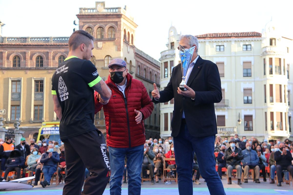 El tradicional corro de lucha de San Froilán vuelve a congregar a los aluches a los pies de la Pulchra Leonina.