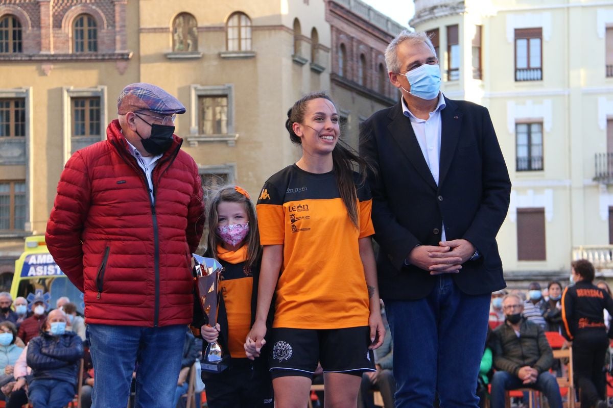 El tradicional corro de lucha de San Froilán vuelve a congregar a los aluches a los pies de la Pulchra Leonina.