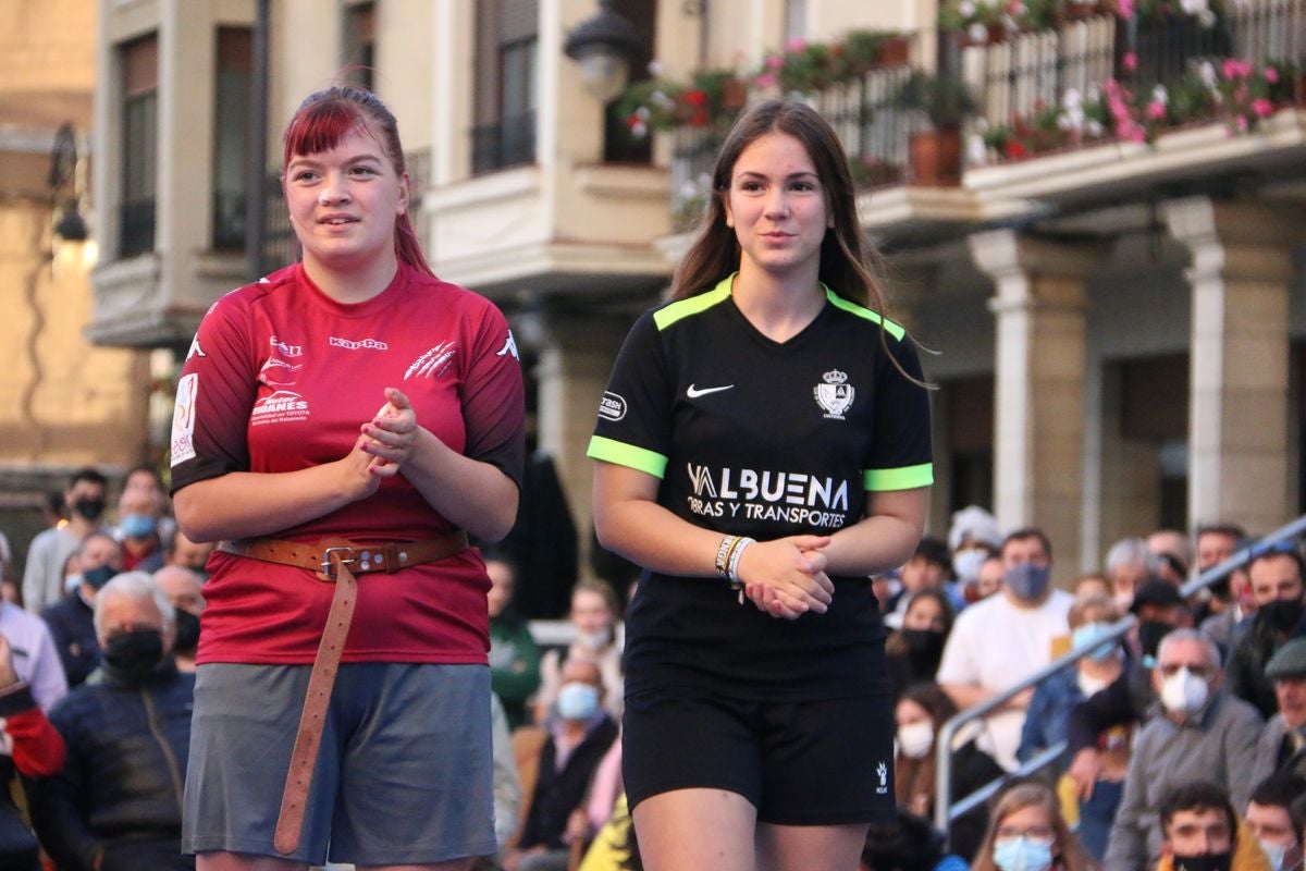 El tradicional corro de lucha de San Froilán vuelve a congregar a los aluches a los pies de la Pulchra Leonina.