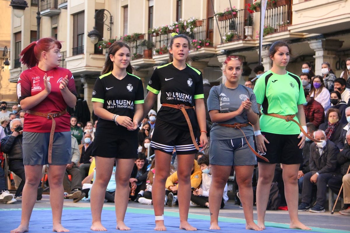 El tradicional corro de lucha de San Froilán vuelve a congregar a los aluches a los pies de la Pulchra Leonina.