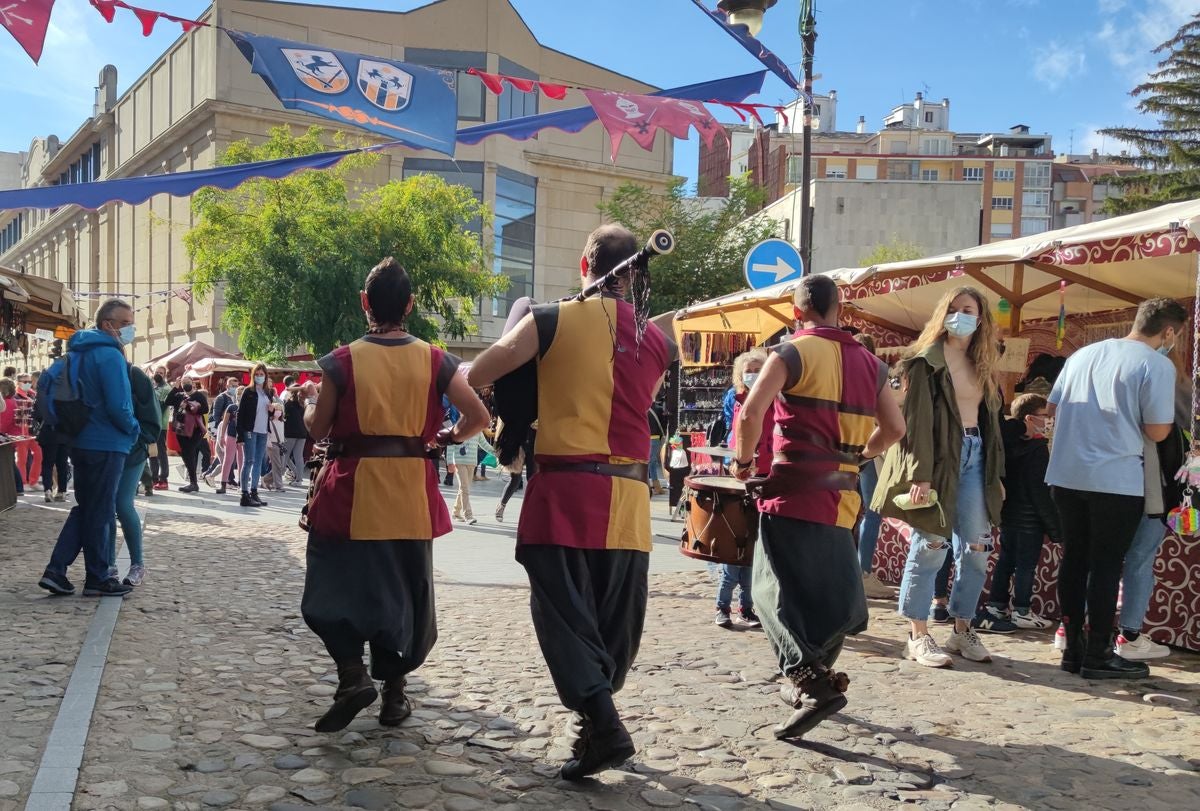 El Mercado medieval estará abierto hasta el próximo día 10 de octubre entre las calles Ruiz de Salazar, Plaza de San Isidoro y El Cid.