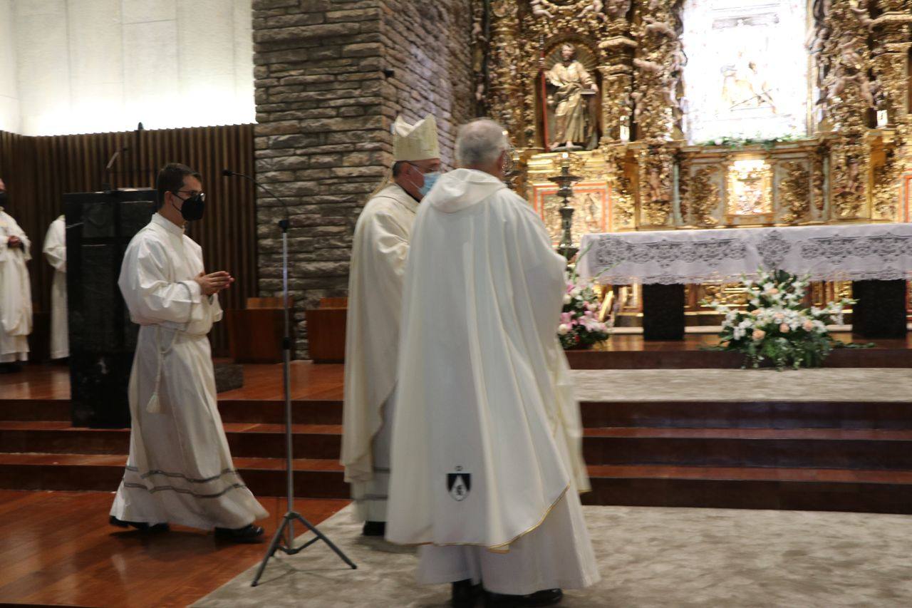 Fotos: Peticiones a San Froilán, acompañadas de ofrendas