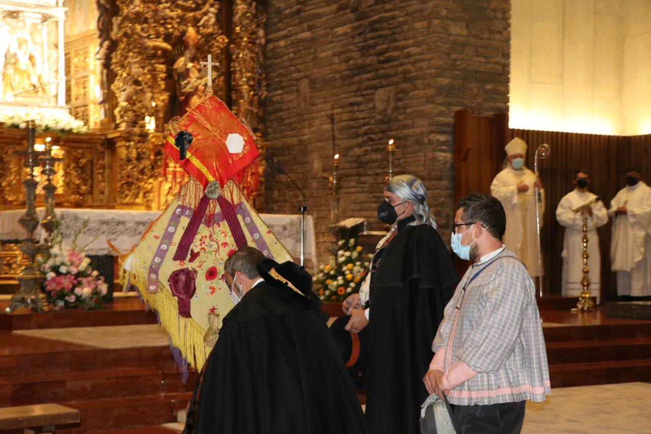 Fotos: Peticiones a San Froilán, acompañadas de ofrendas