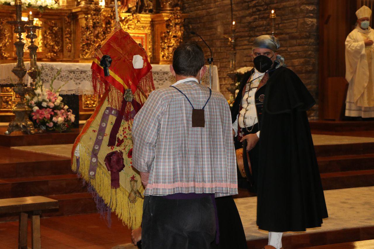 Fotos: Peticiones a San Froilán, acompañadas de ofrendas