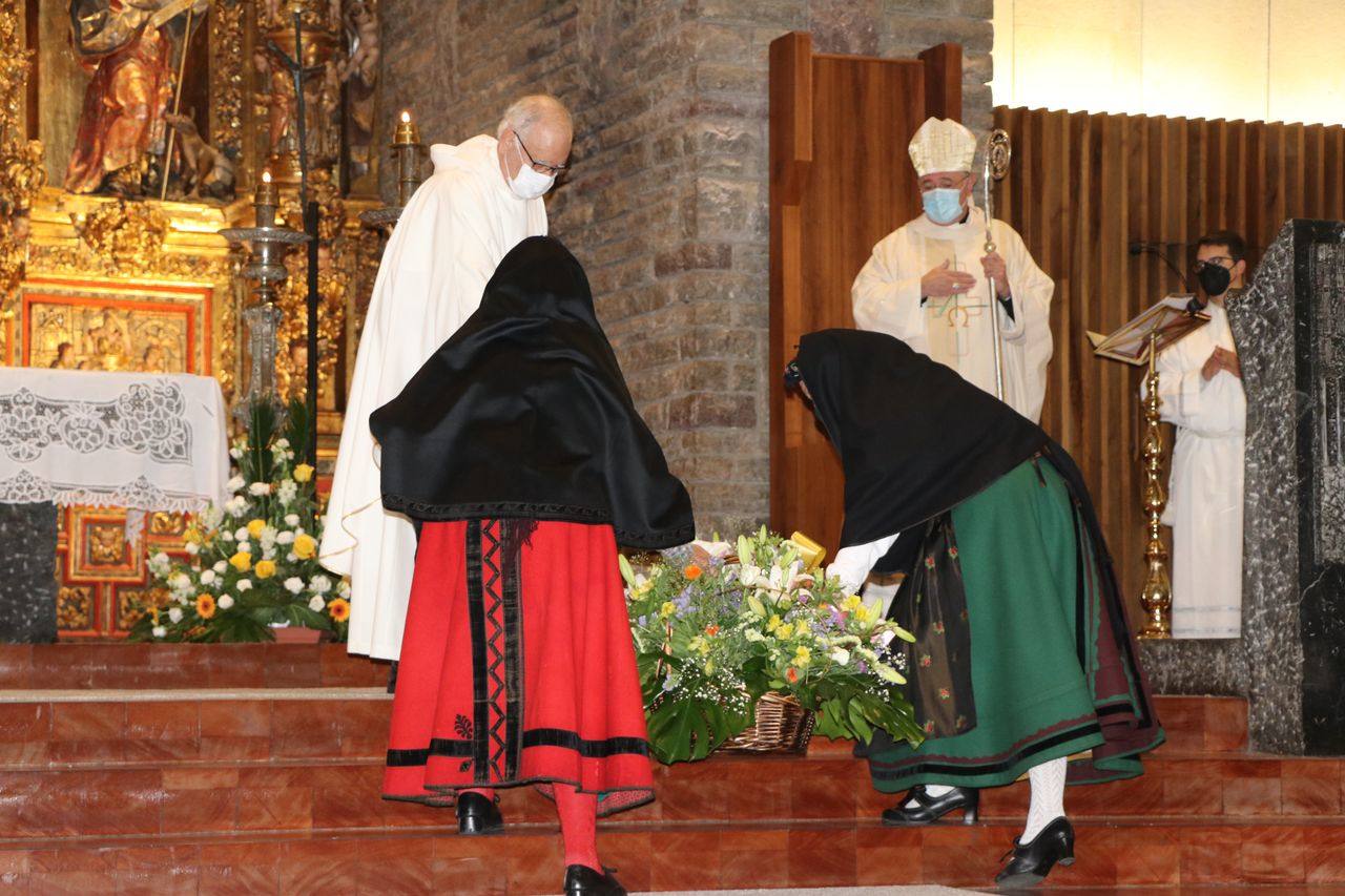 Fotos: Peticiones a San Froilán, acompañadas de ofrendas