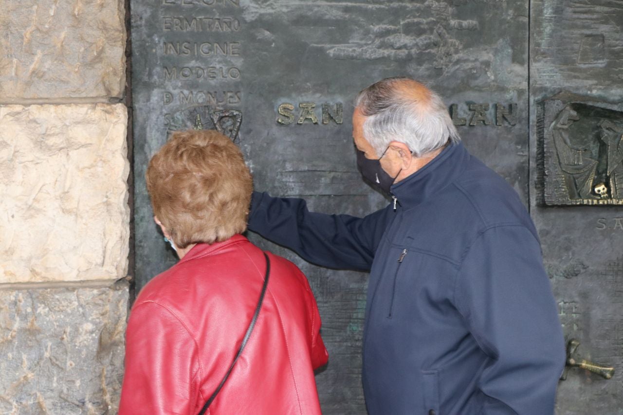 Los leoneses cumplen con la tradición del 5 de octubre, día de San Froilán, para pedir salud y el reencuentro el próximo año.