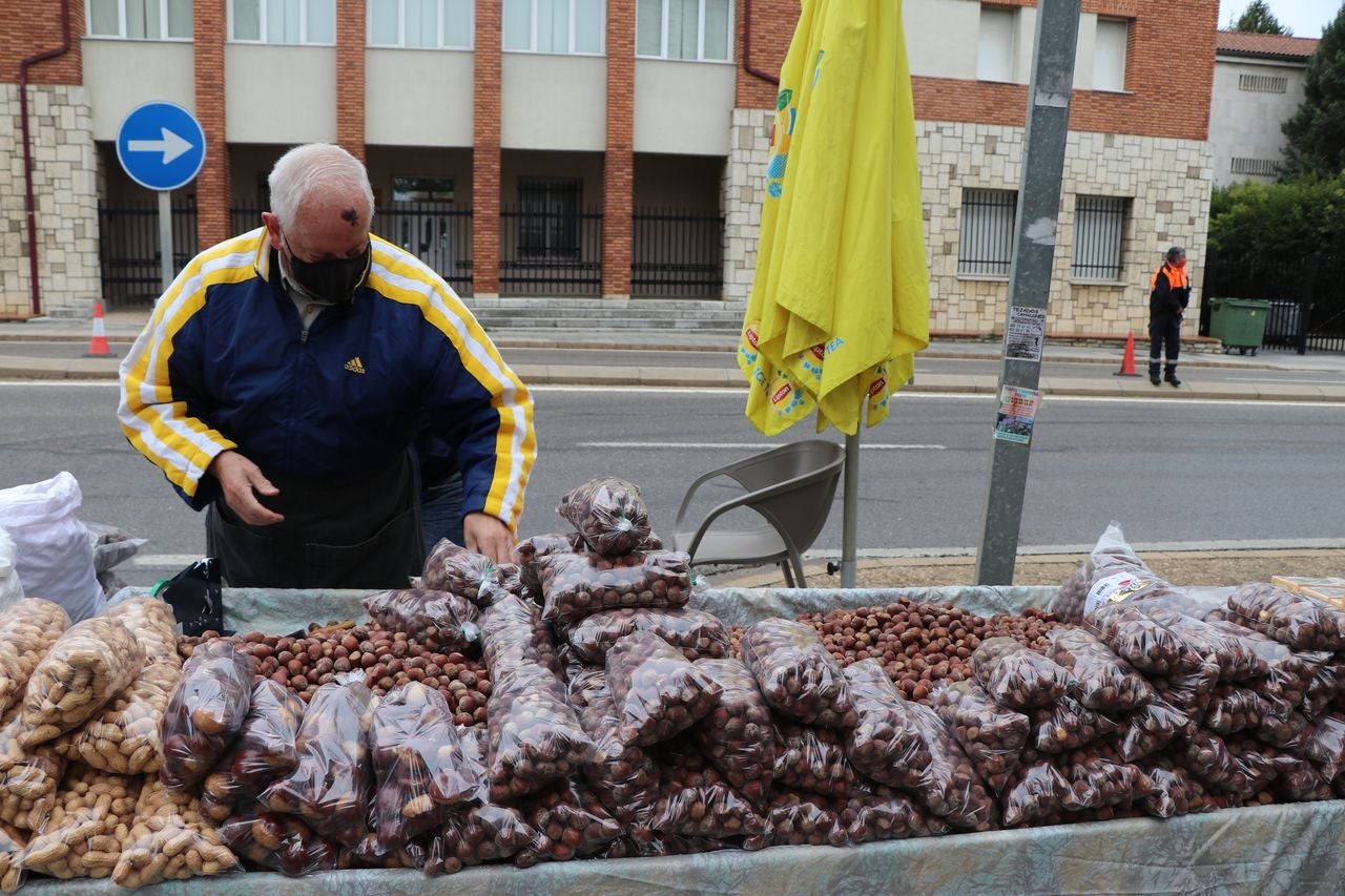 La tradición de los 'perdones', las típicas avellanas de las fiestas de San Froilán, siguen siendo una de las costumbres más arraigadas en esta época del año