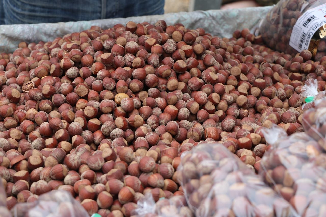 La tradición de los 'perdones', las típicas avellanas de las fiestas de San Froilán, siguen siendo una de las costumbres más arraigadas en esta época del año