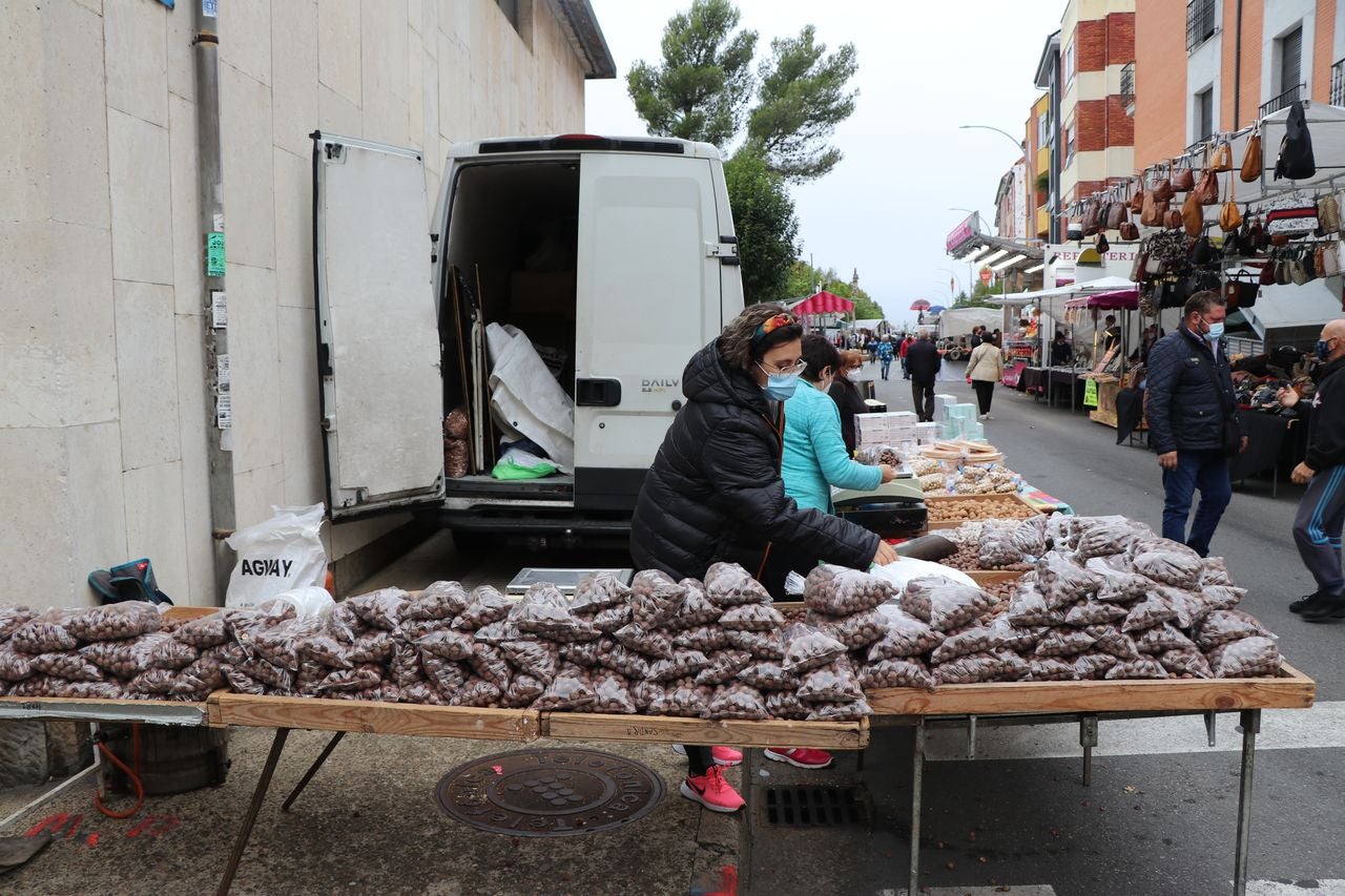 La tradición de los 'perdones', las típicas avellanas de las fiestas de San Froilán, siguen siendo una de las costumbres más arraigadas en esta época del año