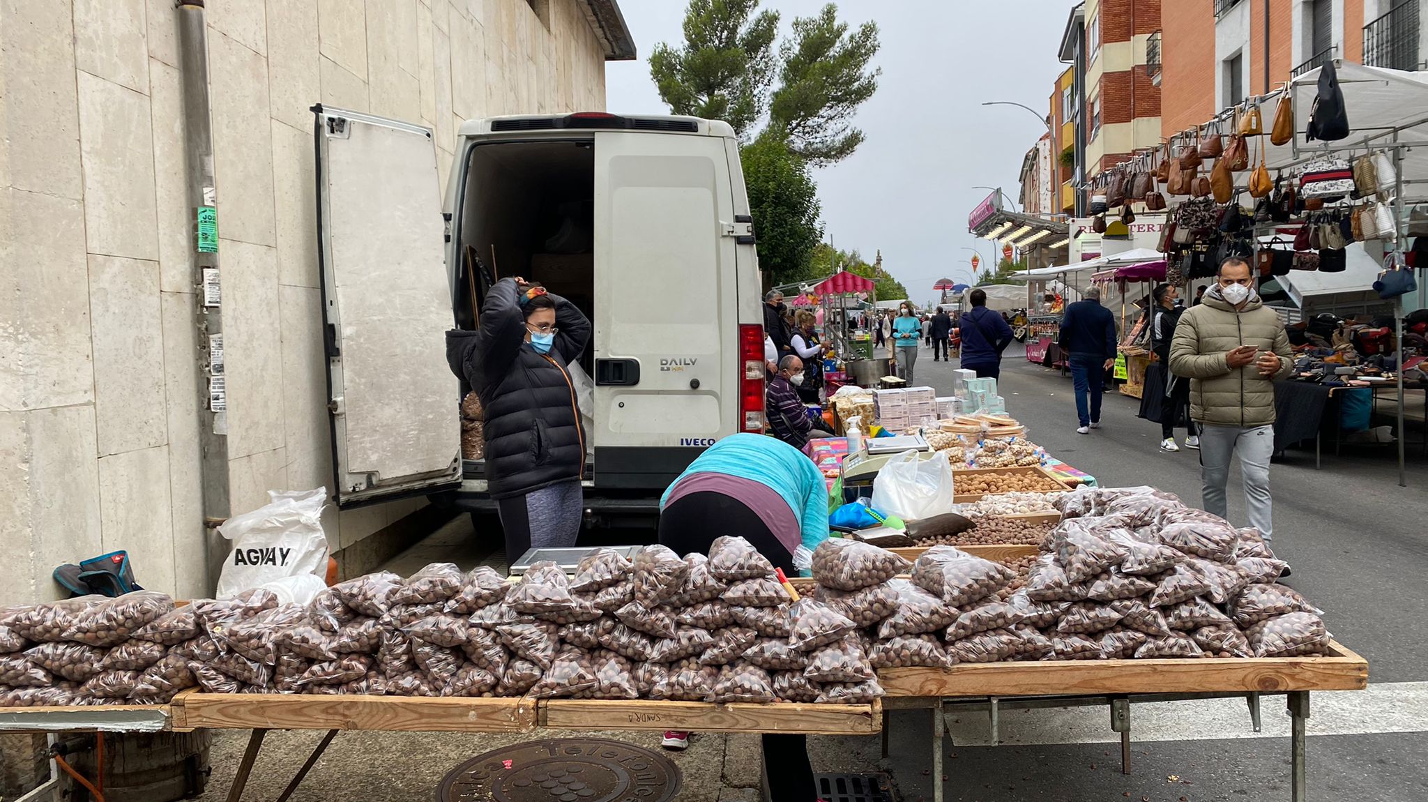 La tradición de los 'perdones', las típicas avellanas de las fiestas de San Froilán, siguen siendo una de las costumbres más arraigadas en esta época del año