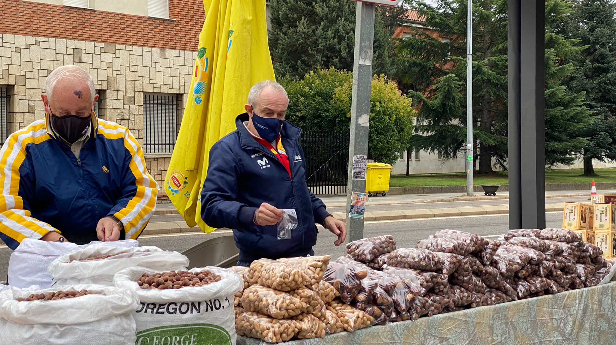 La tradición de los 'perdones', las típicas avellanas de las fiestas de San Froilán, siguen siendo una de las costumbres más arraigadas en esta época del año