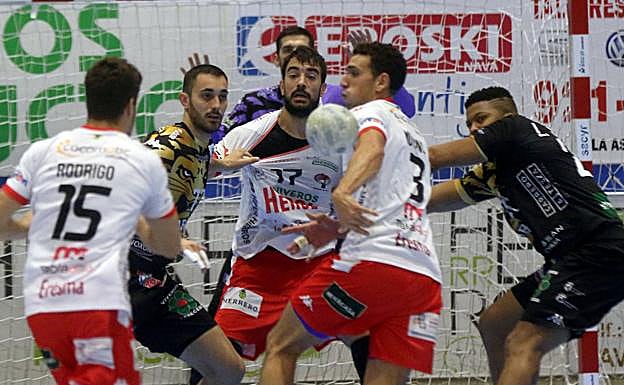 Galería. El Abanca Ademar fue desarbolado a nivel defensivo.