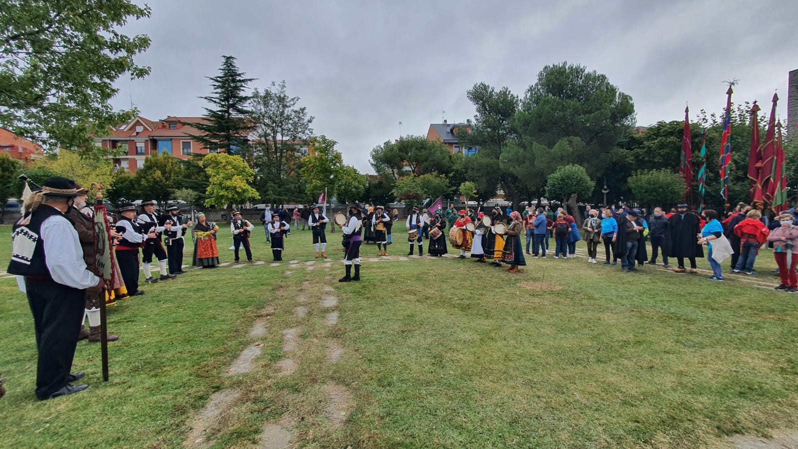 La romería se ha reanudado en este año tras un parón en 2020 por la pandemia con el ambiente festivo, el folclore y el colorido como protagonistas